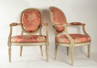 Paire de fauteuils médaillon de style Louis XVI, XIXème siècle ou début du XXème siècle, en soie rose, être laqué.