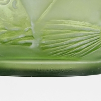 Vase &quot;Poissons&quot; verre vert absinte patiné blanc de René LALIQUE