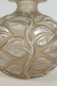 RENE LALIQUE (1860-1945) vase Sophora blanc patiné sienne