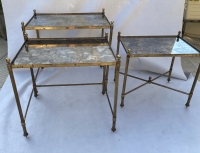 1970′ Série De 3 Tables Gigognes Maison Baguès En Bronze Doré, 3 Plateaux Verre Oxydé Vieilli
