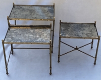 1970′ Série De 3 Tables Gigognes Maison Baguès En Bronze Doré, 3 Plateaux Verre Oxydé Vieilli