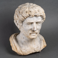 Buste d&#039;un dignitaire Romain en marbre.