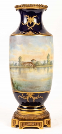 Paire de vases bleu de Sévres. Décors à la Wateau (signés). XIXème