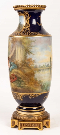 Paire de vases bleu de Sévres. Décors à la Wateau (signés). XIXème