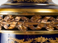Vase couvert en porcelaine et bronze, XXème siècle