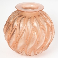 Vase « Marisa » verre blanc patiné corail de René LALIQUE
