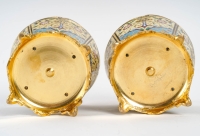 Paire de cache-pots en cloisonné et bronze à patine dorée, dans le goût d&#039;Alphonse Giroux, deuxième moitié du XIXe siècle.
