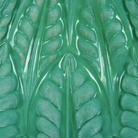 Vase &quot;Malesherbes&quot; verre vert jade peppermint patiné blanc de René LALIQUE