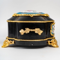 Boîte à bijoux en ébène noire et plaque de Sèvres d&#039;époque XIXème siècle