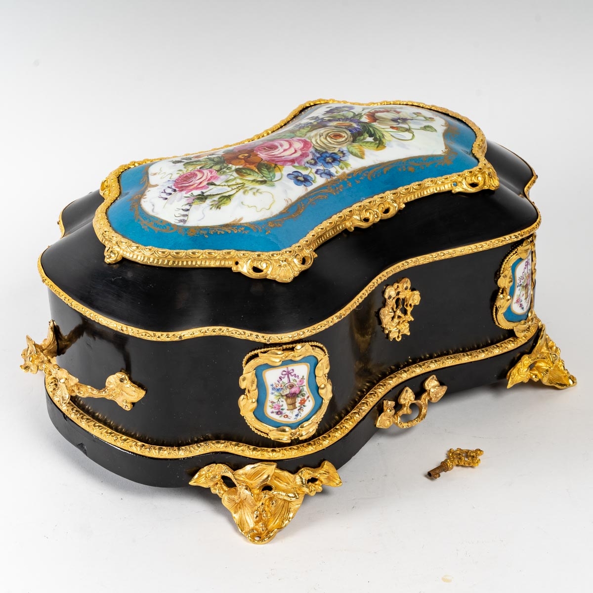 |Boîte à bijoux en ébène noire et plaque de Sèvres d&#039;époque XIXème siècle|||||||||||||
