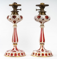 Rare paire de lampes à pétrol en opaline Overlay et globes en opalines de Baccarat, 1840-1860