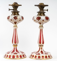 Rare paire de lampes à pétrol en opaline Overlay et globes en opalines de Baccarat, 1840-1860