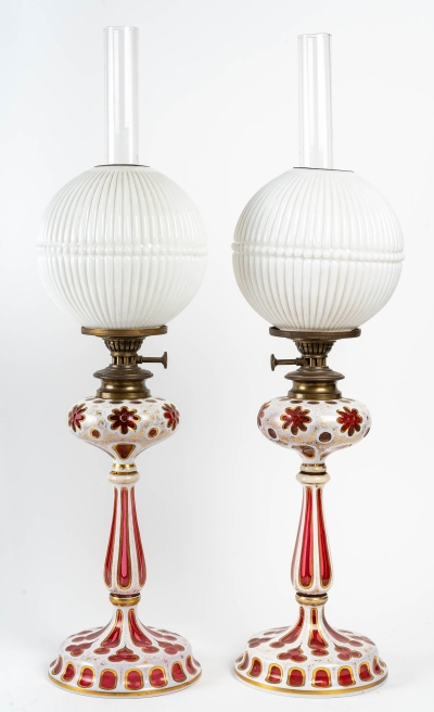 Rare paire de lampes à pétrol en opaline Overlay et globes en opalines de Baccarat, 1840-1860|||||||
