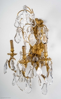 Paire d&#039;appliques en bronze et cristal, style Louis XV