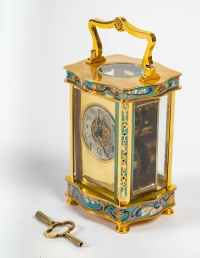Pendule de voyage en bronze doré et émail cloisonné fin XIXème