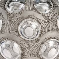 Vase &quot;Antilopes&quot; verre blanc patiné gris de René LALIQUE