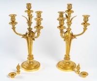 Paire de candélabres montés en lampes de style Louis XVI en bronze ciselé et doré vers 1850-1870
