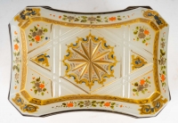 Rare coffre en opaline blanche émaillé (1840-1860)