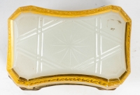 Rare coffre en opaline blanche émaillé (1840-1860)