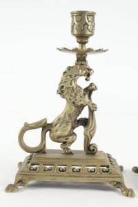 Paire de bougeoirs à main du 19ème siècle en bronze au motif de chimère.