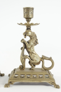 Paire de bougeoirs à main du 19ème siècle en bronze au motif de chimère.
