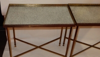 1950/70′ Paire de Bouts de Canapés Bronze, Plateaux Miroirs Oxydés Avec Galeries Style Maison Ramsay Avec Entretoise