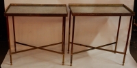1950/70′ Paire de Bouts de Canapés Bronze, Plateaux Miroirs Oxydés Avec Galeries Style Maison Ramsay Avec Entretoise