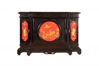 Grand meuble d’appui chinoisant en bois laqué noir, rouge et or, vers 1880