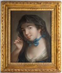 Portrait d&#039;une jeune femme au ruban bleu.