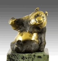 Sculpture en bronze doré et patinée représentant un Panda, XXème siècle.