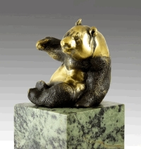 Sculpture en bronze doré et patinée représentant un Panda, XXème siècle.