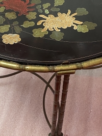 1950/70′ Table Basse Ronde Bronze Décor Palmier, Plateau Laque de Chine Noire Style Maison Baguès