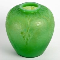 Vase &quot;Alicante&quot; en verre vert jade multi-couches de René LALIQUE