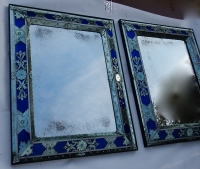 1970/80 Paire De Miroirs Venise Style Louis 14 Avec Ornements En Verre Bleu