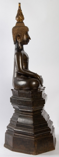 Bouddha bronze, position de la prise de la terre à témoin