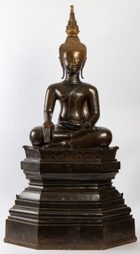 Bouddha bronze, position de la prise de la terre à témoin