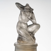 Vase &quot;Méplat Sirènes avec Bouchon Figurines&quot; verre blanc patiné Gris de René LALIQUE