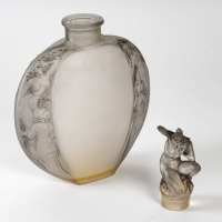 Vase &quot;Méplat Sirènes avec Bouchon Figurines&quot; verre blanc patiné Gris de René LALIQUE
