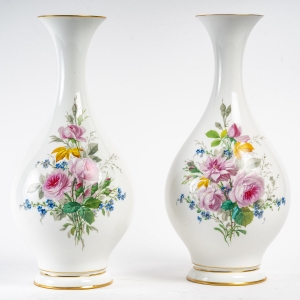 Paire de vases à décors de roses sur blanc de Sèvres, datés 1866||||||||
