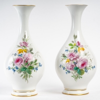 Paire de vases à décors de roses sur blanc de Sèvres, datés 1866