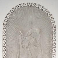 Statuette &quot;Vierge à l&#039;Enfant Jésus Agenouillée&quot; verre blanc patiné gris de René LALIQUE