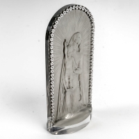 Statuette &quot;Vierge à l&#039;Enfant Jésus Agenouillée&quot; verre blanc patiné gris de René LALIQUE