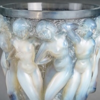 Vase &quot;Bacchantes&quot; verre opalescent patiné gris - socle en bronze d&#039;origine de René LALIQUE