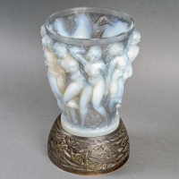 Vase &quot;Bacchantes&quot; verre opalescent patiné gris - socle en bronze d&#039;origine de René LALIQUE