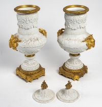 Paire de vases en Biscuit fin XIXè siècle