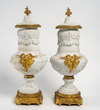 Paire de vases en Biscuit fin XIXè siècle