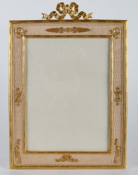 Un cadre en bronze doré de style louis XVI fin XIXème siècle
