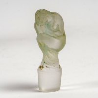Flacon &quot;Le Succès&quot; verre blanc patiné vert clair de René LALIQUE pour D&#039;Orsay