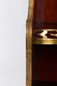 Encoignure de style Louis XVI en acajou à décor de bronze et laiton doré vers 1890-1900
