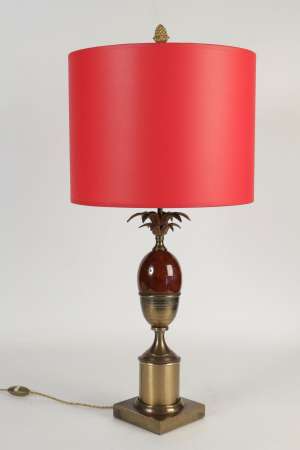 Lampe des années 1960 en laiton et résine de couleur rouge dans le goût de Charles